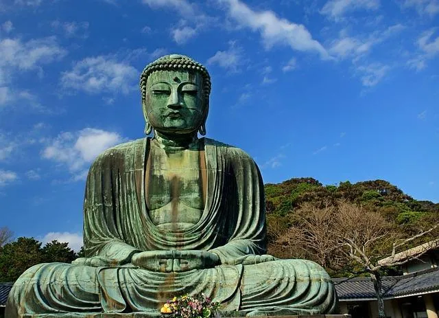 Visitar al Buda de Kamakura es uno de las actividades imperdibles al viajar a Japón 
