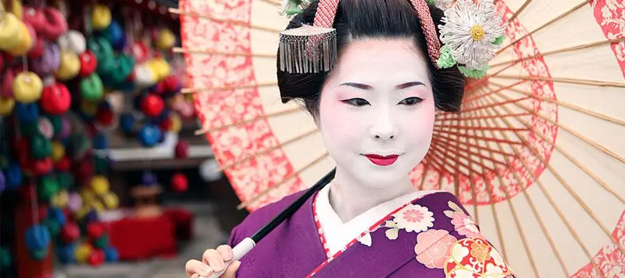 Geisha con paraguas en Japon